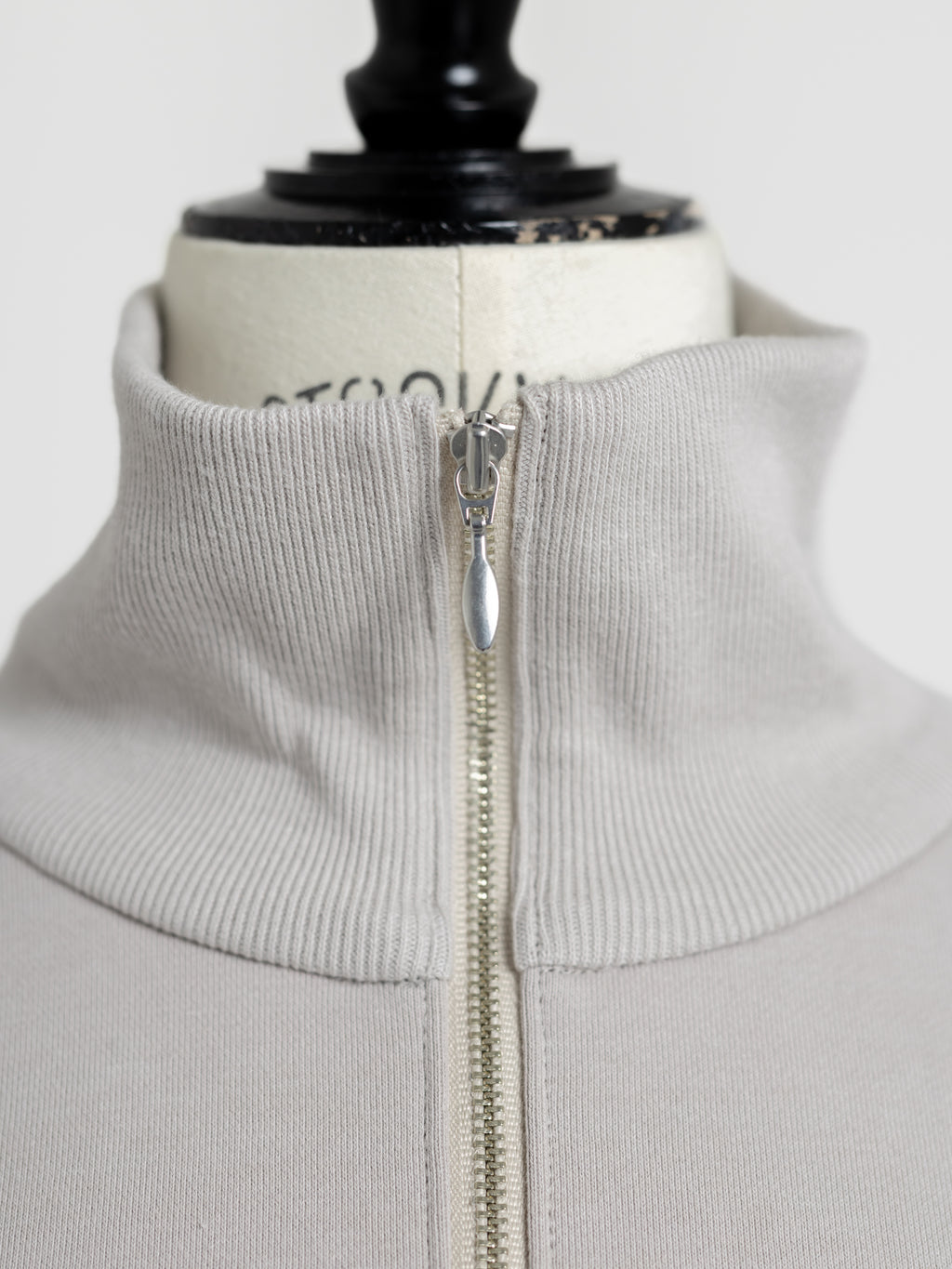 【PRE ORDER】HALF ZIP SWEAT