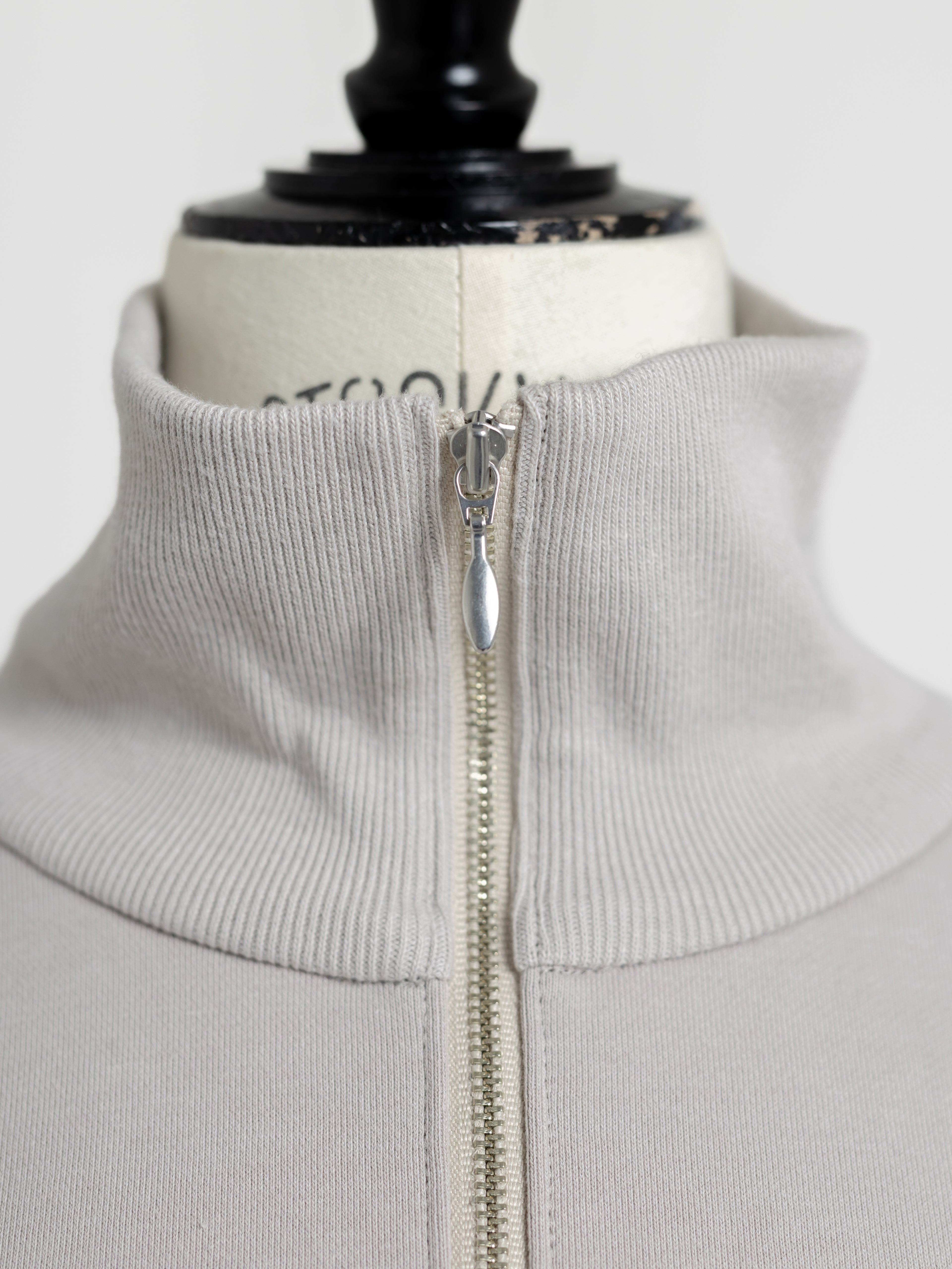 【PRE ORDER】HALF ZIP SWEAT