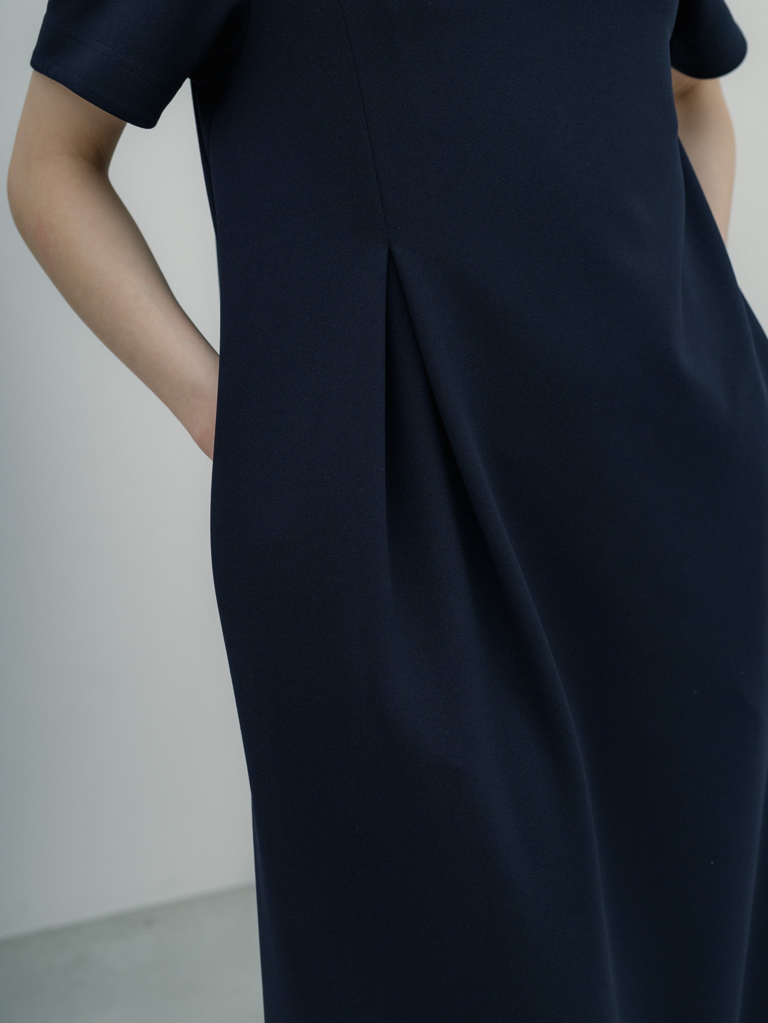 【PRE ORDER】SILKY TECH DRESS/Navy