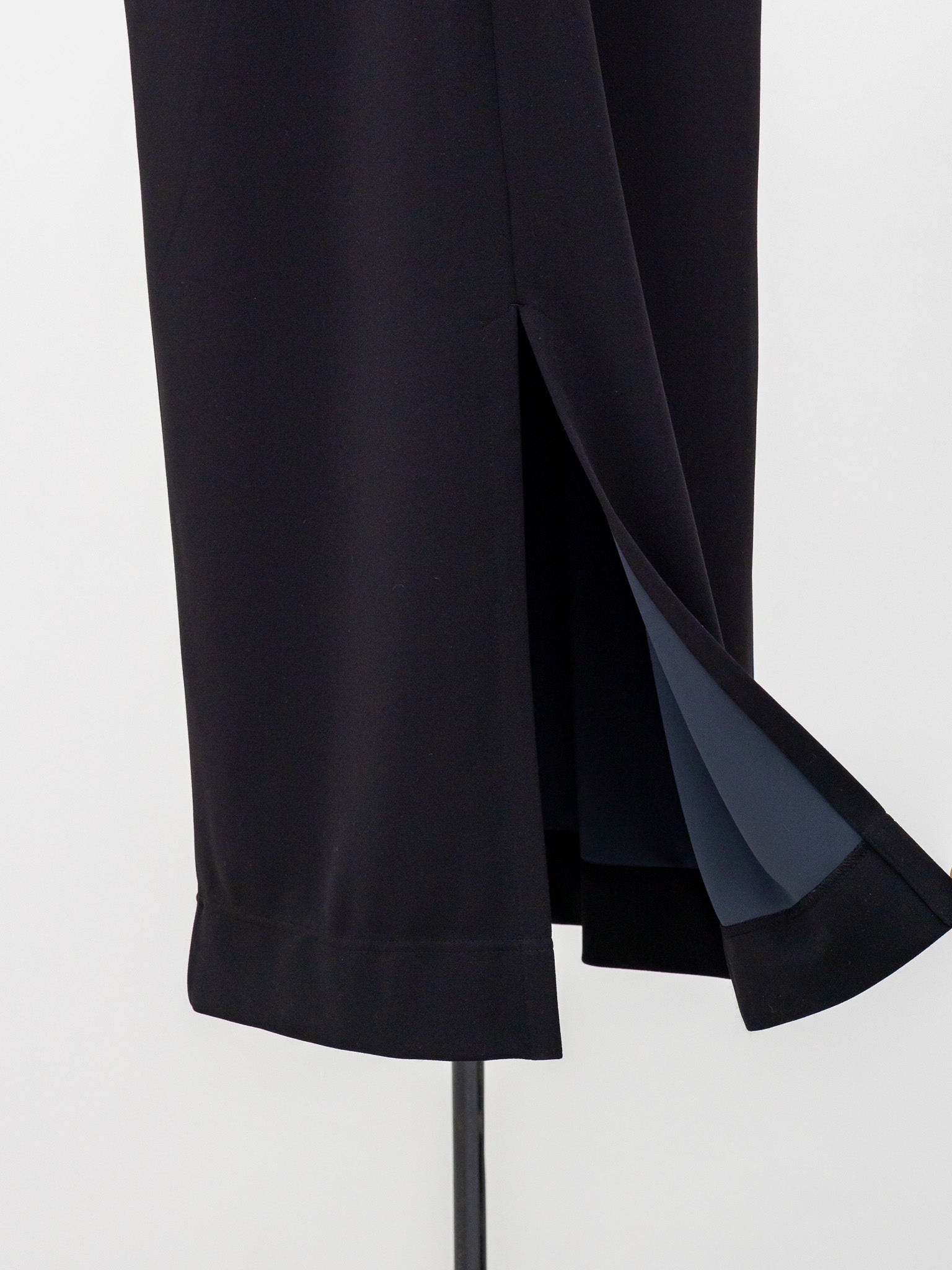 SILKY TECH DRESS/Black – FREY.online