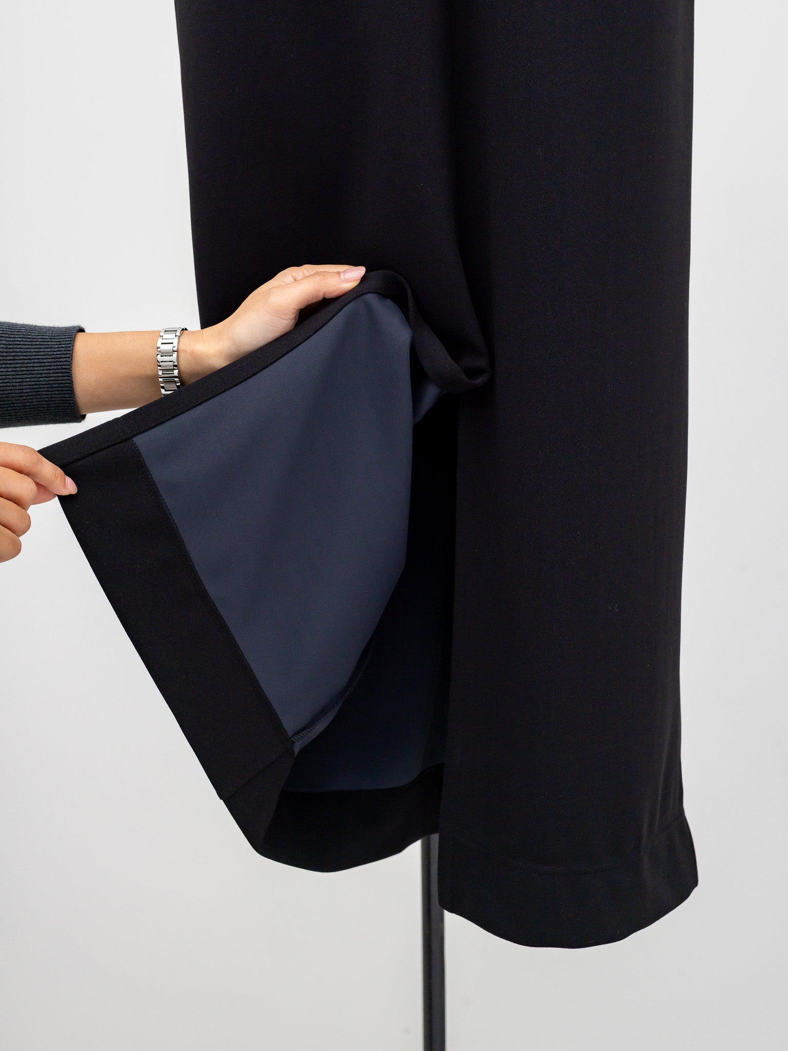 SILKY TECH DRESS/Black – FREY.online