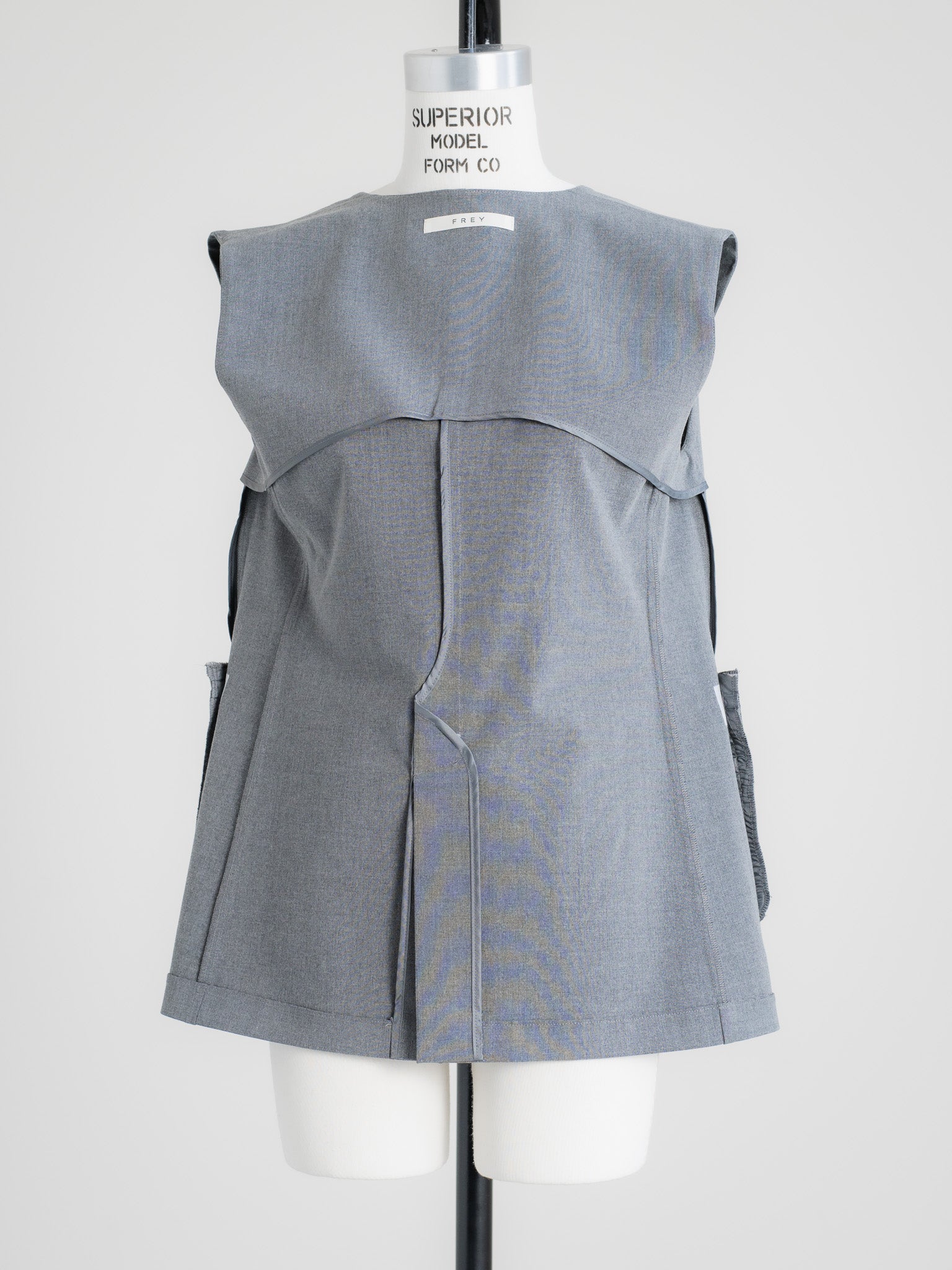 【PRE ORDER】CURVE VEST - GRAY