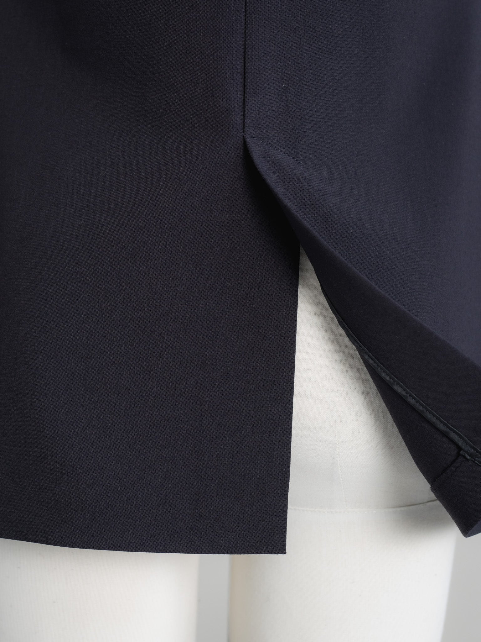 【PRE ORDER】CURVE VEST - NAVY