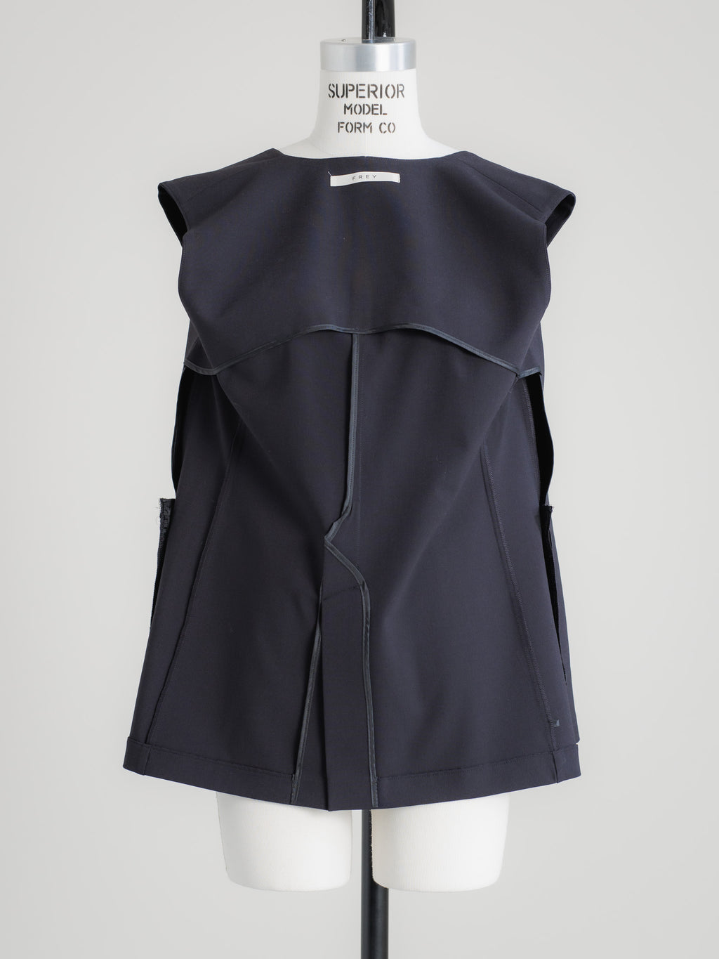 【PRE ORDER】CURVE VEST - NAVY