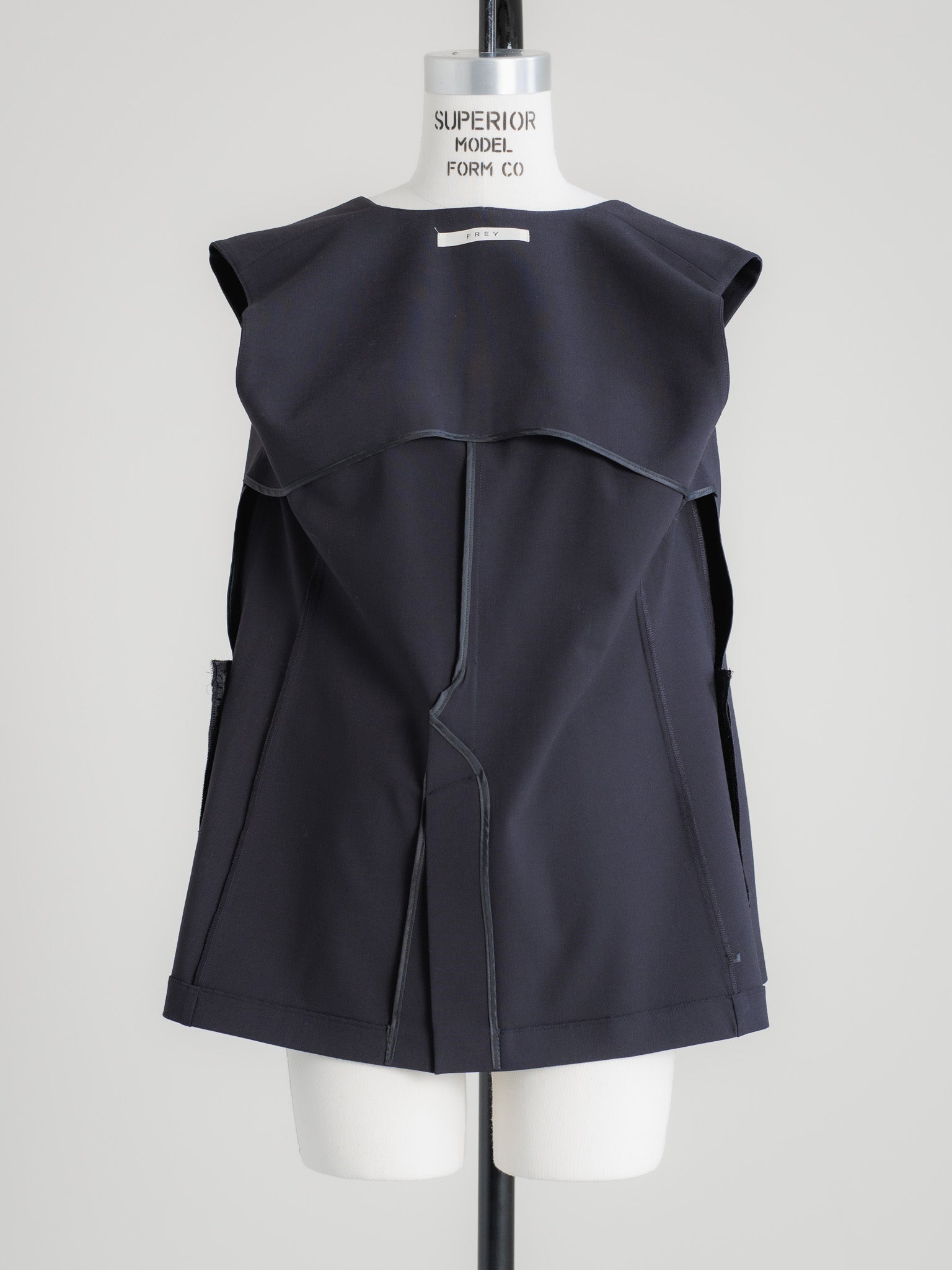 【PRE ORDER】CURVE VEST - NAVY