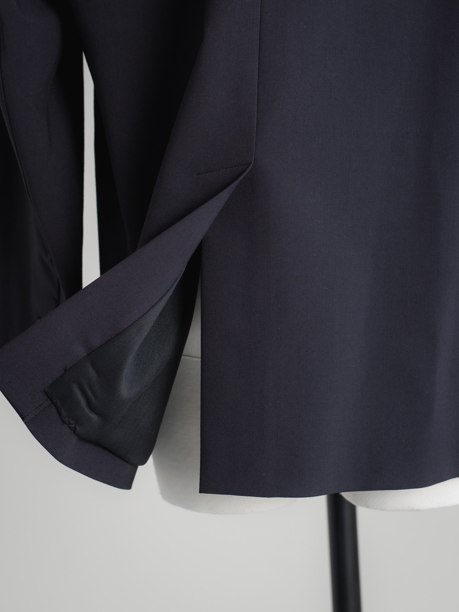 【PRE ORDER】OUTLINE JACKET - NAVY