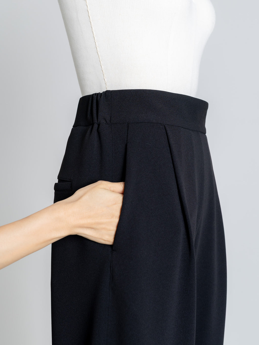 SILKY FORM PANTS/Black