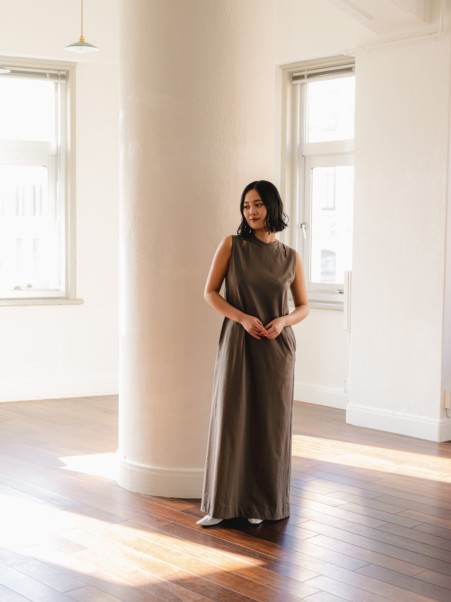 CUT OUT DRESS / mocha greige