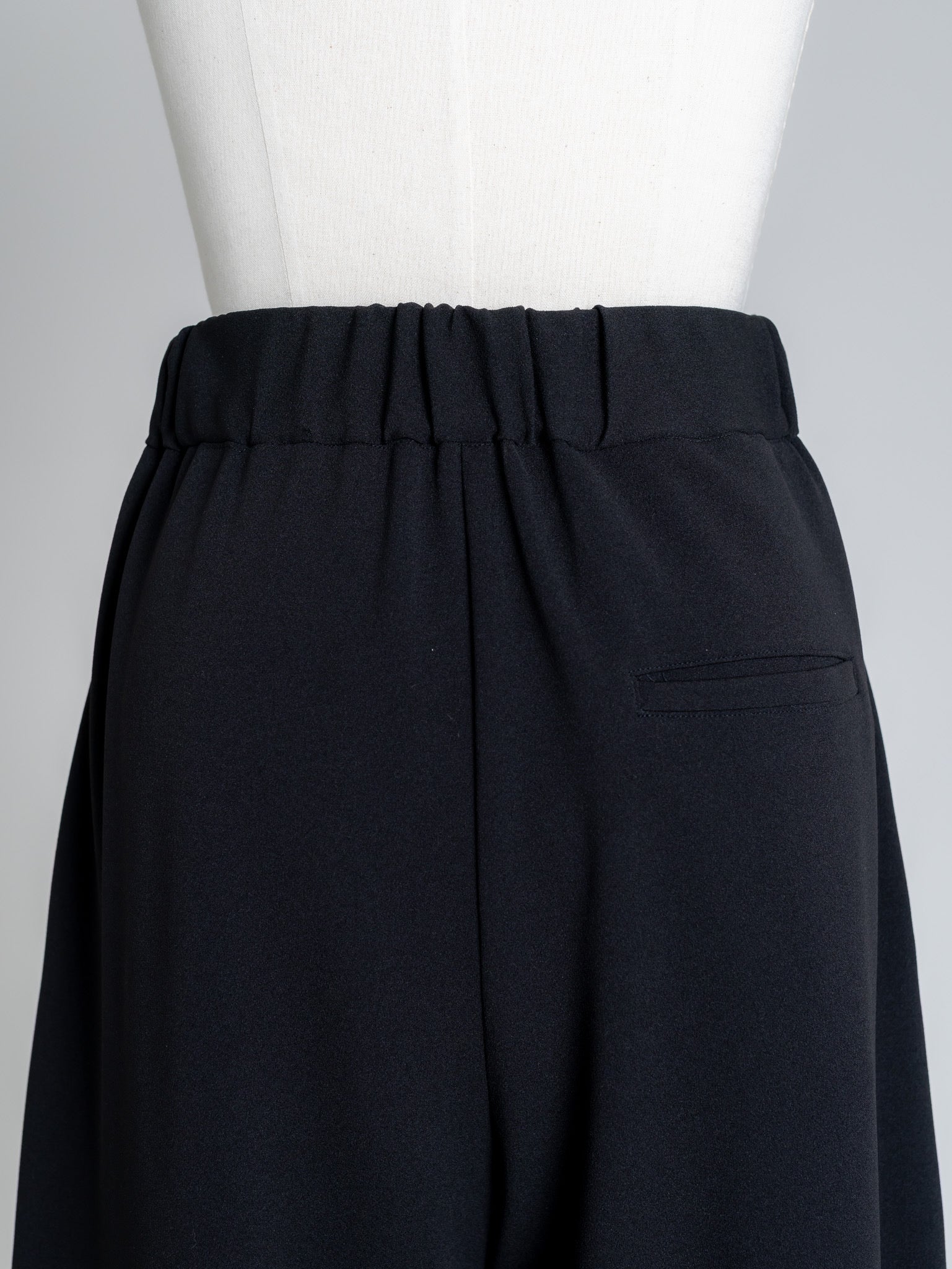 SILKY FORM PANTS/Black