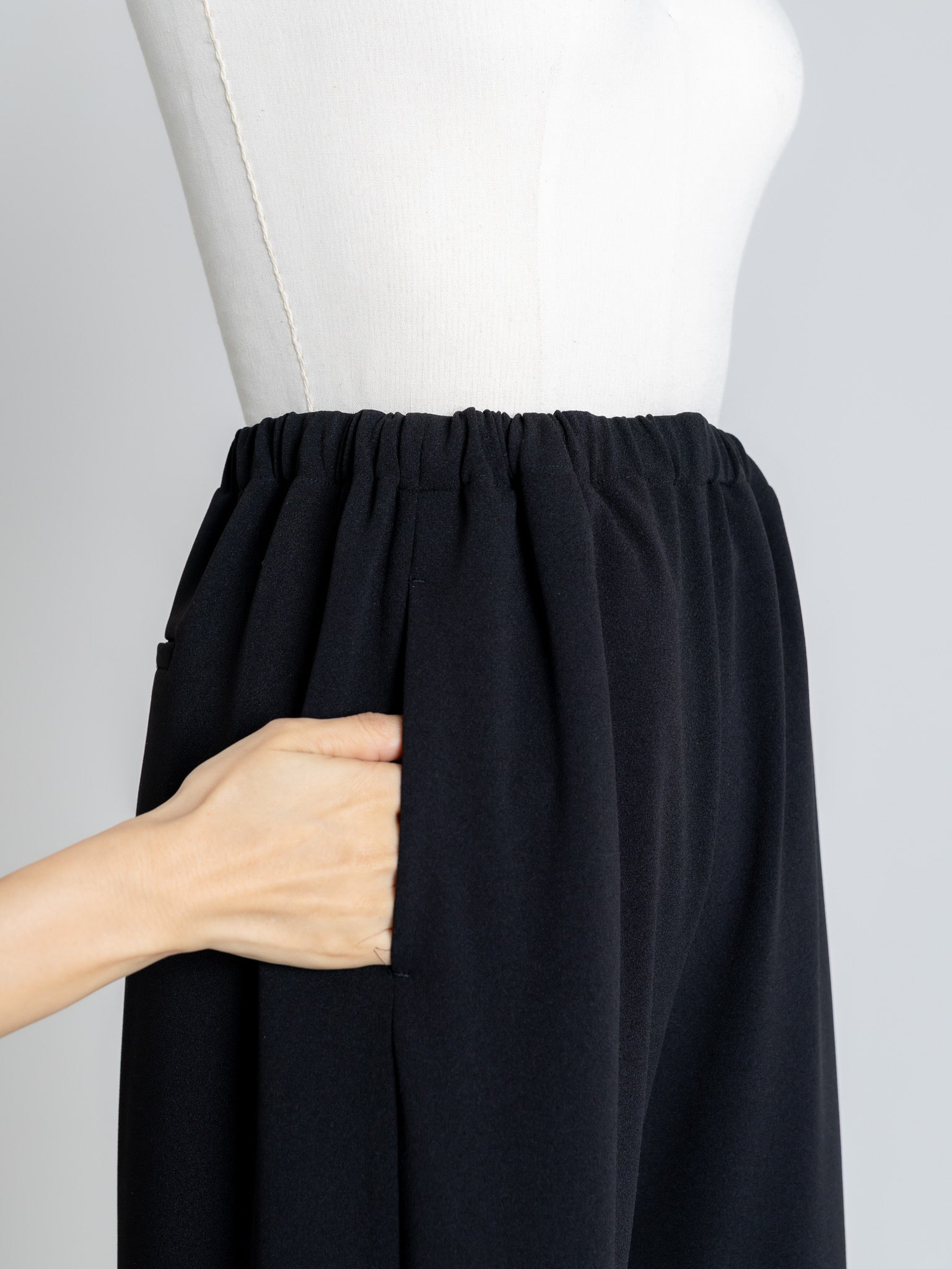 SILKY SLIT PANTS/Black