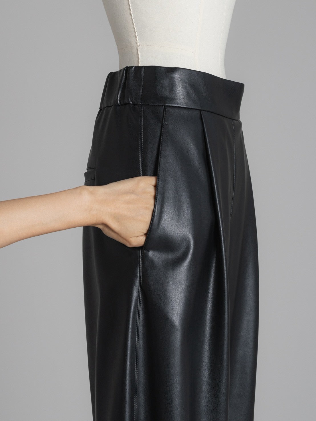 FORM PANTS/Leather black
