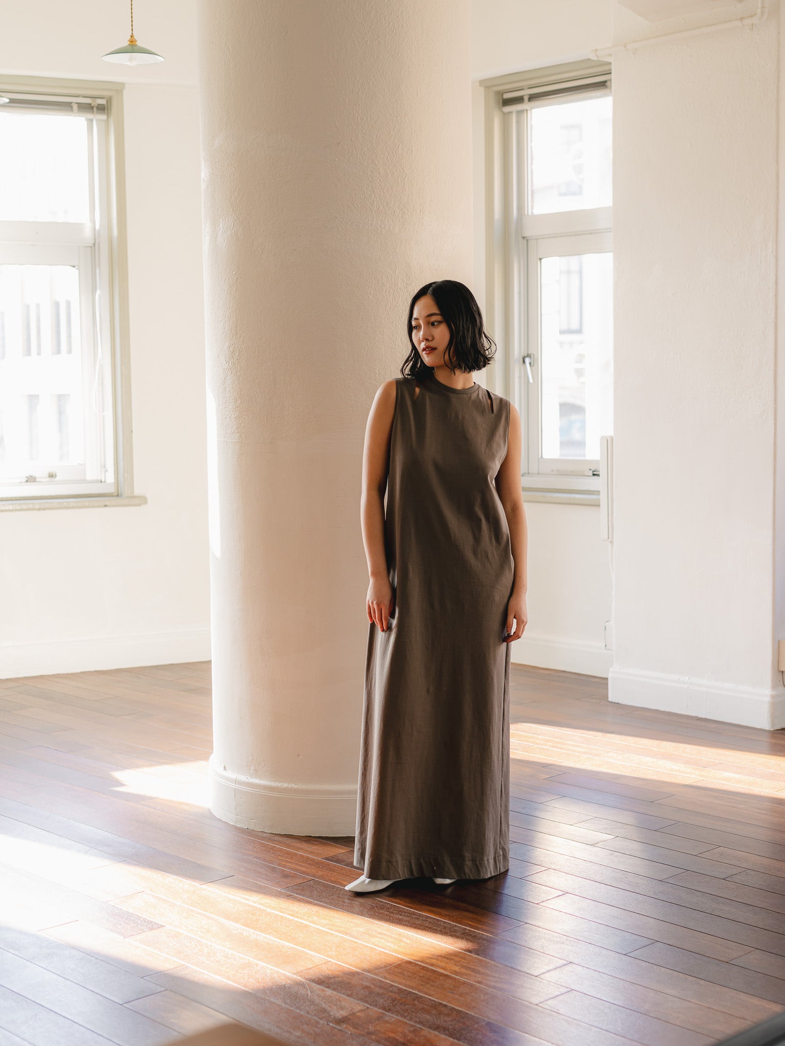 CUT OUT DRESS / mocha greige