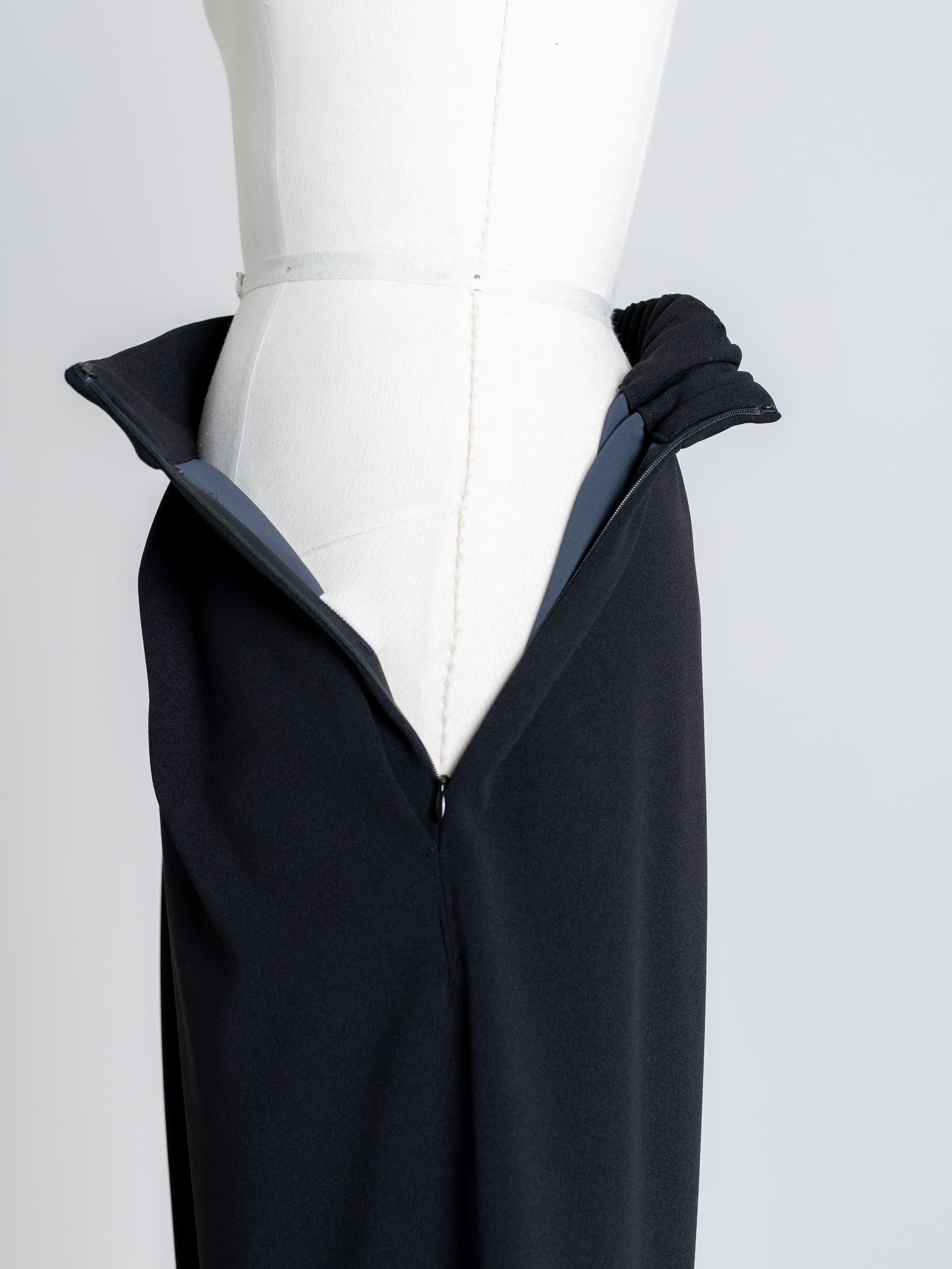 SILKY FORM PANTS/Black