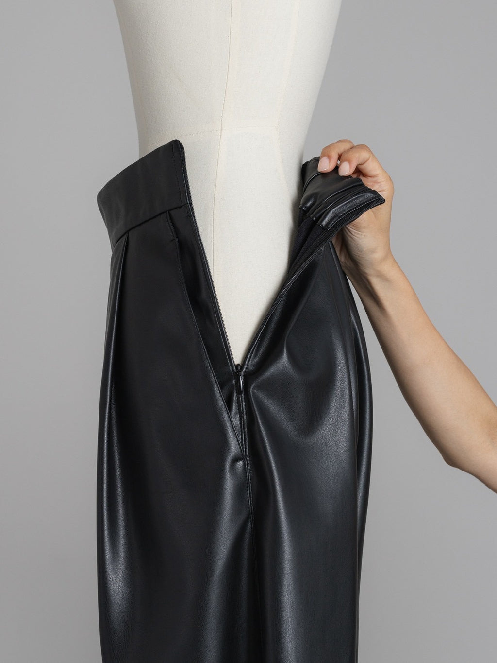 FORM PANTS/Leather black